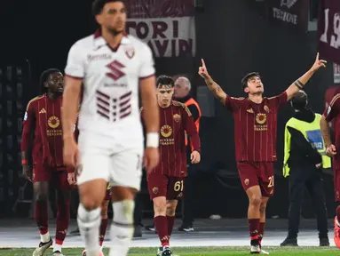 Pemain AS Roma, Paulo Dybala, melakukan selebrasi setelah mencetak gol ke gawang Torino. (AFP/Alberto Pizzoli)