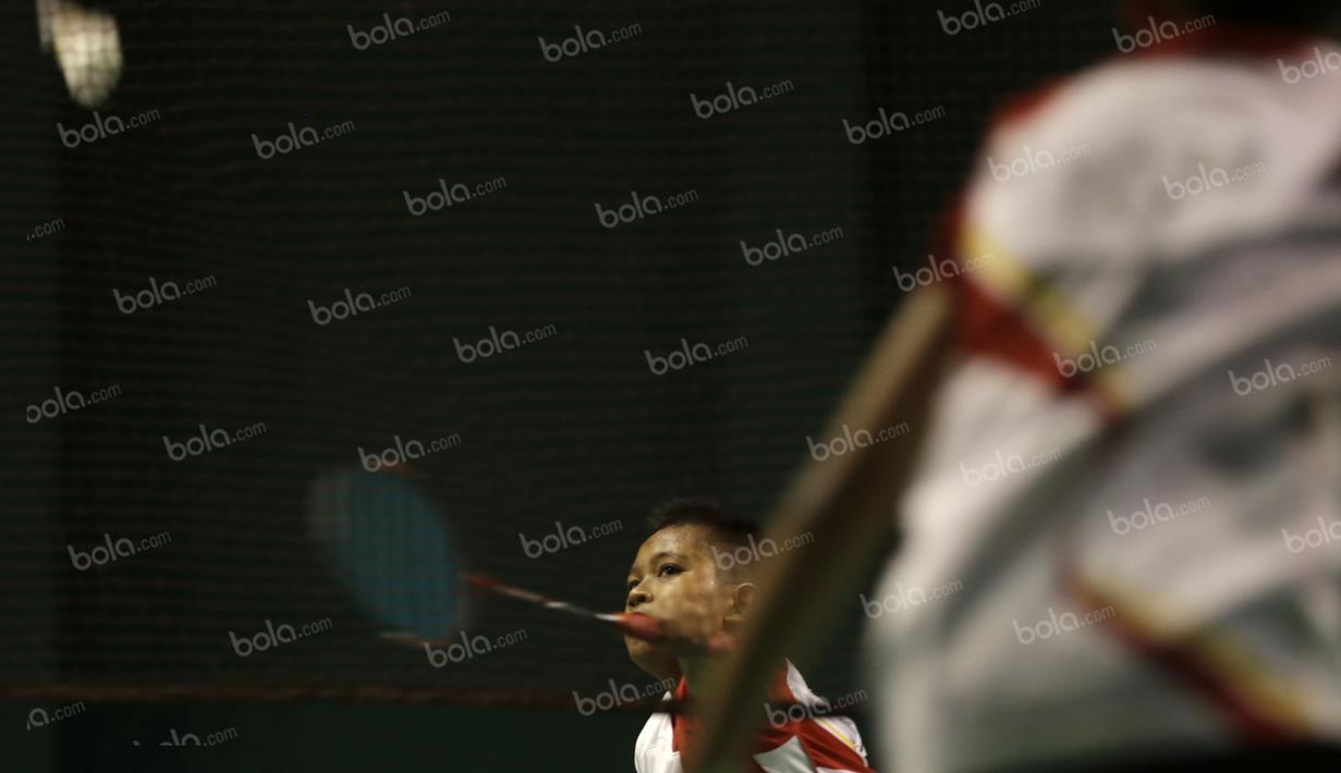 Pemain kidal, M. Alfarezal Prayoga, saat melawan Dedad Alpasha dalam pertandingan kelompok umur 13 tahun final Audisi Umum Djarum Beasiswa Bulutangkis 2016 di GOR Djarum, Jati, Kudus, Sabtu (3/9/2016). (Bola.com/Arief Bagus)