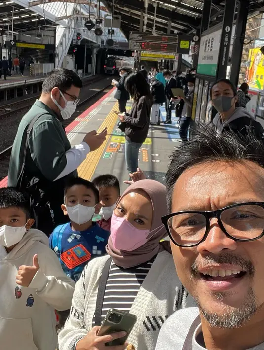"Dengan segala macam dramamya, dari paspor ilang, jadwal bentrok sama kerjaan, dokumen ketinggalan, rempong sendirian, Alhamdulillah jadi juga kesini," tulis Enno Lerian yang  menyematkan lokasi di Osaka, Jepang. [Instagram/dogdaytime]