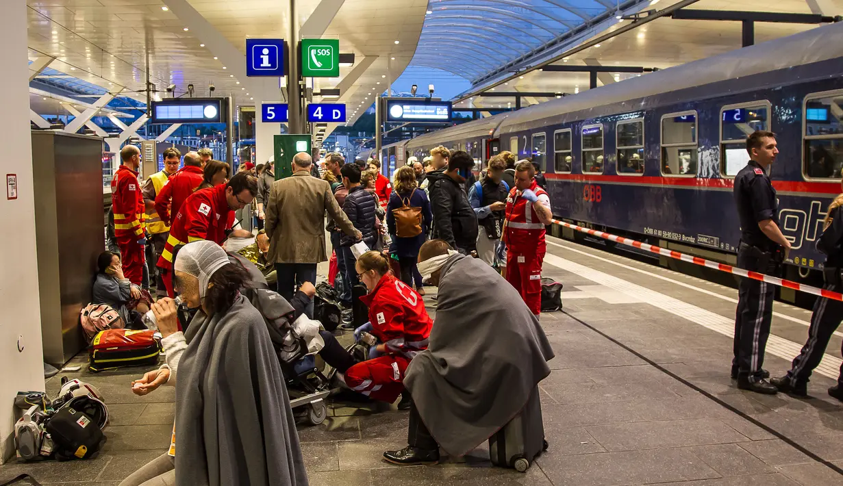 Petugas penyelamat menangani penumpang kereta yang terluka akibat dua gerbong kereta bertabrakan di stasiun kereta api utama di Salzburg, Austria (20/4). Sedikitnya 40 orang mengalami luka-luka dalam insiden ini. (FMT/Wolfgang Moser/APA/AFP)