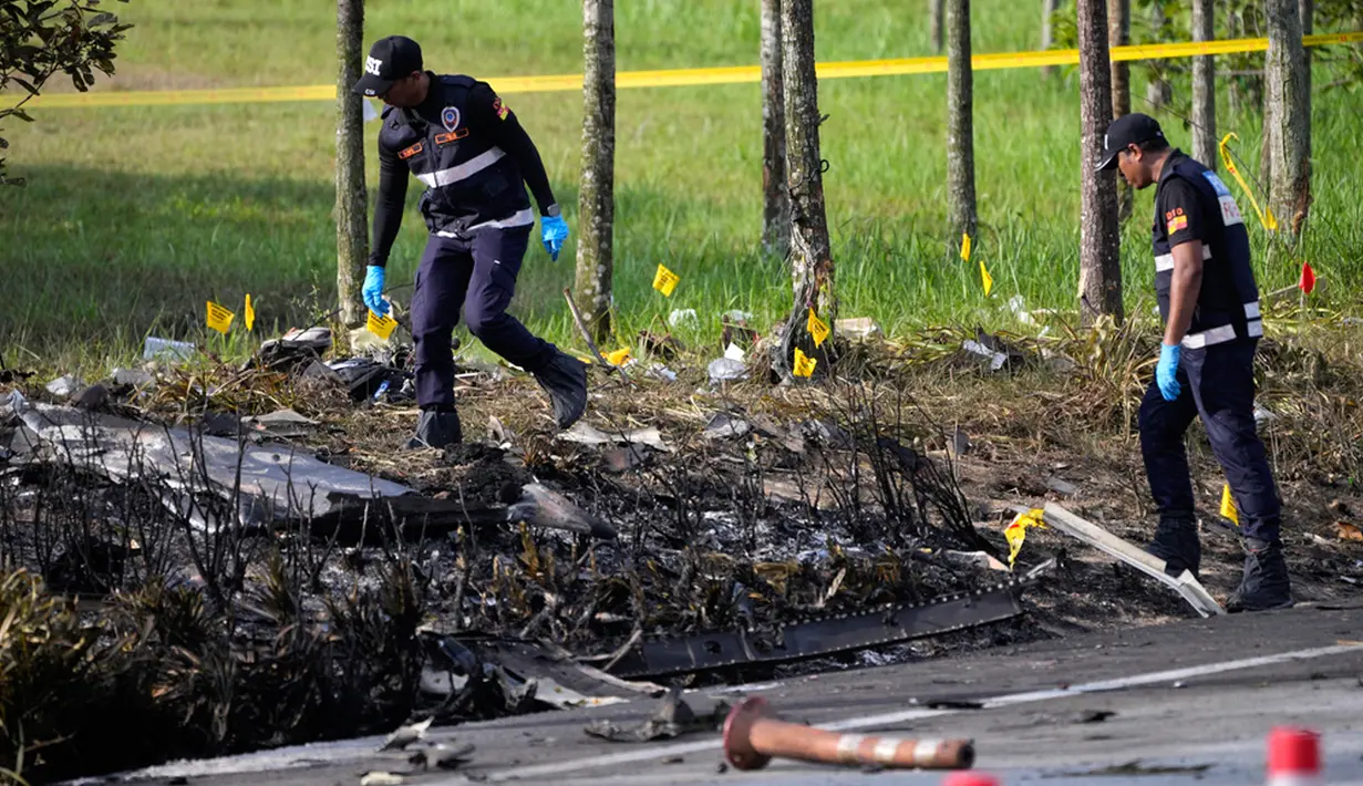 Pernyataan yang sama kemudian menyebutkan, "pada pukul 14.51 waktu setempat, menara pengawas mengamati asap yang berasal dari lokasi kecelakaan tetapi tidak ada panggilan mayday yang dilakukan oleh pesawat." (AP Photo/Vincent Thian)