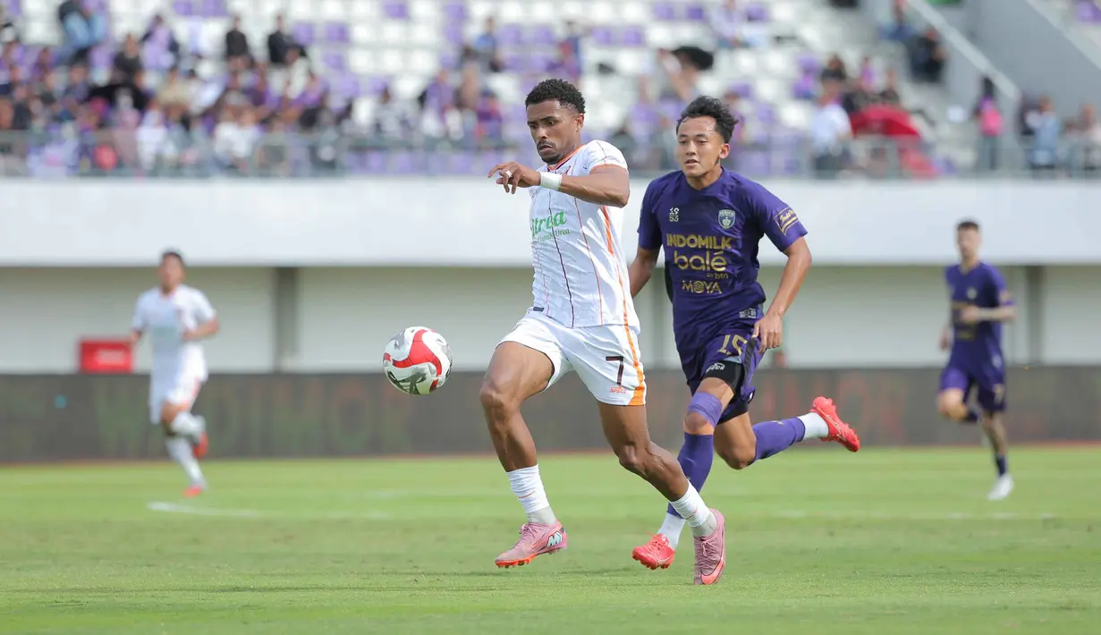 Unggul 1-0, Persita tidak mengendurkan serangan. Sementara, Borneo FC tampil lebih agresif untuk mengejar ketinggalan gol. Tampak dalam foto, pemain Persita, Charisma Fathoni (kanan) berusaha mengejar laju Maicon de Souza (Borneo FC) pada pertandingan pekan ke-17 BRI Super League 2025/2026 di Stadion Indomilk Arena, Tangerang, Banten, Jumat (9/1/2026). (Bola.com/Bagaskara Lazuardi)