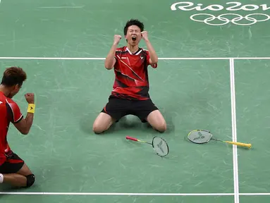 Pasangan Indonesia, Tontowi Ahmad/Liliyana Natsir, berhasil melangkah ke final usai menaklukkan Zhang Nan/Zhao Yunlei pada Olimpiade 2016 di Rio de Janeiro, Brasil, Selasa (16/8/2016). (AFP/Jim Watson)