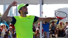 Petenis Kroasia, Ivo Karlovic berselebrasi setelah mengalahkan petenis Jepang, Yuichi Sugita di babak kedua turnamen Australia Terbuka 2018, Rabu (17/1). Karlovic muncul sebagai petenis tertua yang sukses melaju ke babak Australia Terbuka (AP/Ng Han Guan)