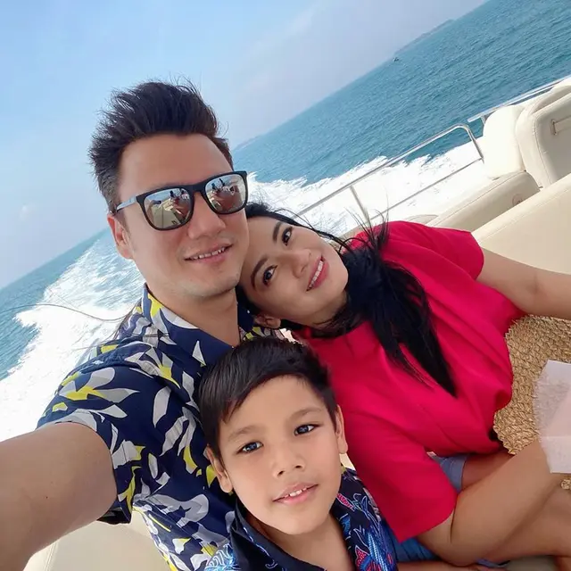 7 Kemesraan Titi Kamal dan Christian Sugiono Saat Liburan di Atas Kapal