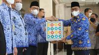 Penyerahan paket bingkisan sembako secara simbolis kepada perwakilan ASN hingga staf pendukung di lingkungan Sekretariat Jenderal DPD RI, di Gedung DPD RI, Jakarta, Rabu (20/4/22).