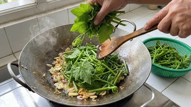 Resep tumis pucuk labu bawang putih yang renyah