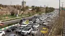 Banyak warga Iran mulai meninggalkan kota untuk mencari keselamatan. Tampak dalam foto, para pengendara mobil melintas di sebuah jalan di Teheran, Iran pada Sabtu 28 Februari 2026. (Atta KENARE/AFP)