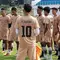 Para pemain sepakbola Persigar, Garut tengah menerima intruksi pelatih Suwita Pata dalam persiapan persaingan sepakbola nasional Liga 3 Nasional, di Stadion Dalem Bentang Garut. (Liputan6.com/Jayadi Supriadin)