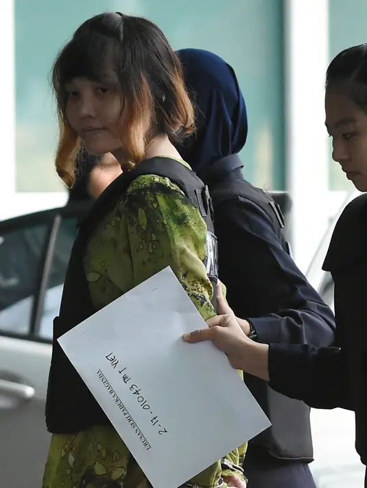 Doan Thi Huong mengenakan rompi peluru saat tiba untuk menjalani sidang lanjutan pembunuhan kaka tiri Kim Jong-un, Kim Jong-nam di Departemen Kimia Malaysia, Petaling Jaya, Kuala Lumpur, (9/10). (AFP Photo/Mohd Rasfan)