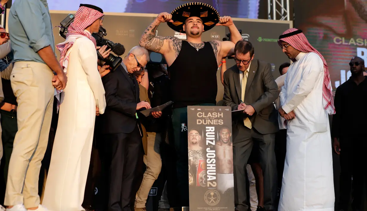 Petinju kelas berat Andy Ruiz Jr berpose saat timbang badan resmi di Riyadh, Arab Saudi, Jumat (6/12/2019). Andy Ruiz Jr merebut sabuk juara tinju kelas berat WBA, WBO, dan IBF usai mengalahkan Anthony Joshua pada 2 Juni 2019. (AP Photo/Hassan Ammar)