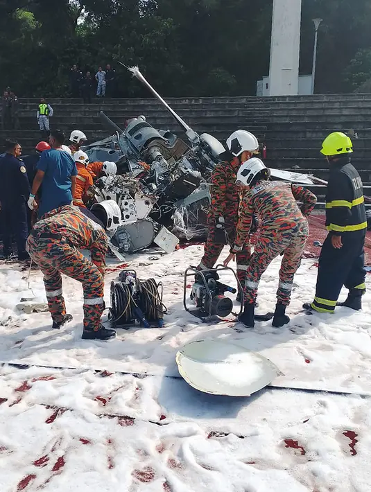 Dua helikopter militer Malaysia bertabrakan dan jatuh saat sesi latihan pada 23 April 2024. (Handout/Departemen Pemadam Kebakaran dan Penyelamatan Perak/AFP)