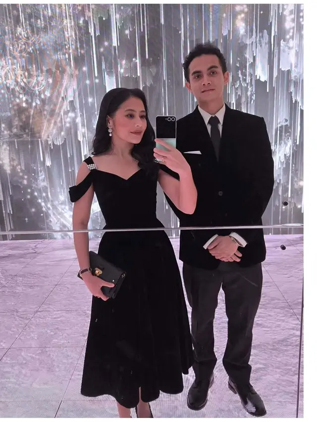 6 Gaya Prilly Latuconsina Pakai Dress Hitam di Resepsi Luna-Maxime, Gandeng Kekasih