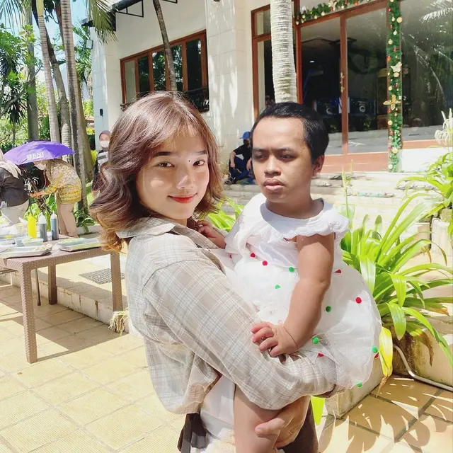6 Editan Foto Fuji Bareng Fans Ini Bakal Bikin Thariq Halilintar Cemburu