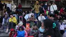 Dan, untuk mengantisipasi lonjakan penumpang, pengelola terminal telah berkoordinasi dengan perusahaan otobus untuk menyiapkan armada tambahan sebanyak 50 unit bus cadangan. Tampak dalam foto, para calon penumpang menunggu bus yang akan mengangkut mereka menuju kampung halaman menjelang libur Idul Fitri 1447 Hijriah sekaligus menandai berakhirnya bulan suci puasa Ramadan, di terminal Terminal Kalideres, Jakarta, Rabu 18 Maret 2026. (AP Photo/Dita Alangkara)