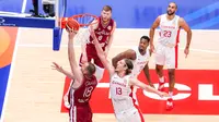 Pebasket Kanada Kelly Olynyk (kanan) berusaha menghentikan bola lay up pebasket Latvia, Klavs Cavars pada laga lanjutan Grup H Piala Dunia FIBA 2023 di Indonesia Senayan, Jakarta, Selasa (29/08/2023). (Bola.com/Bagaskara Lazuardi)