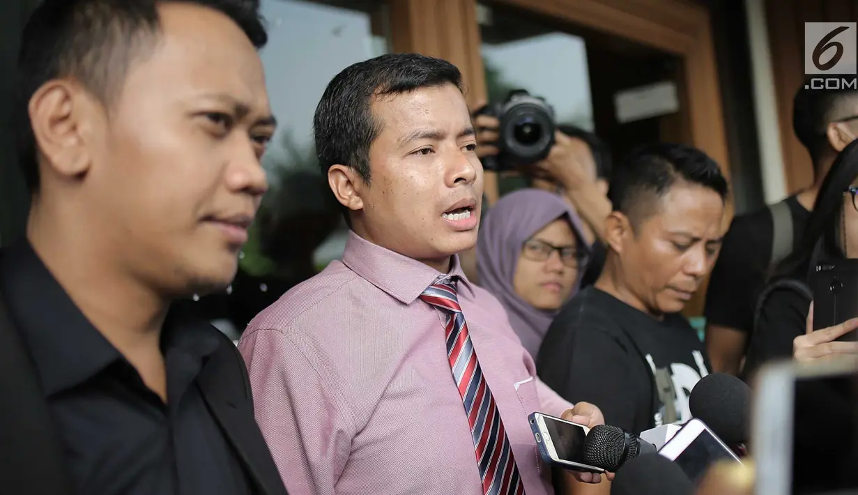 Kuasa hukum Nikita Mirzani, Hendra Asmara memberi keterangan usai mengajukan permohoman isbat nikah dan gugatan cerai di Pengadilan Agama Jakarta Selatan, Senin (16/7). Nikita dan Dipo Latief baru menikah selama 5 bulan. (Liputan6.com/Faizal Fanani)