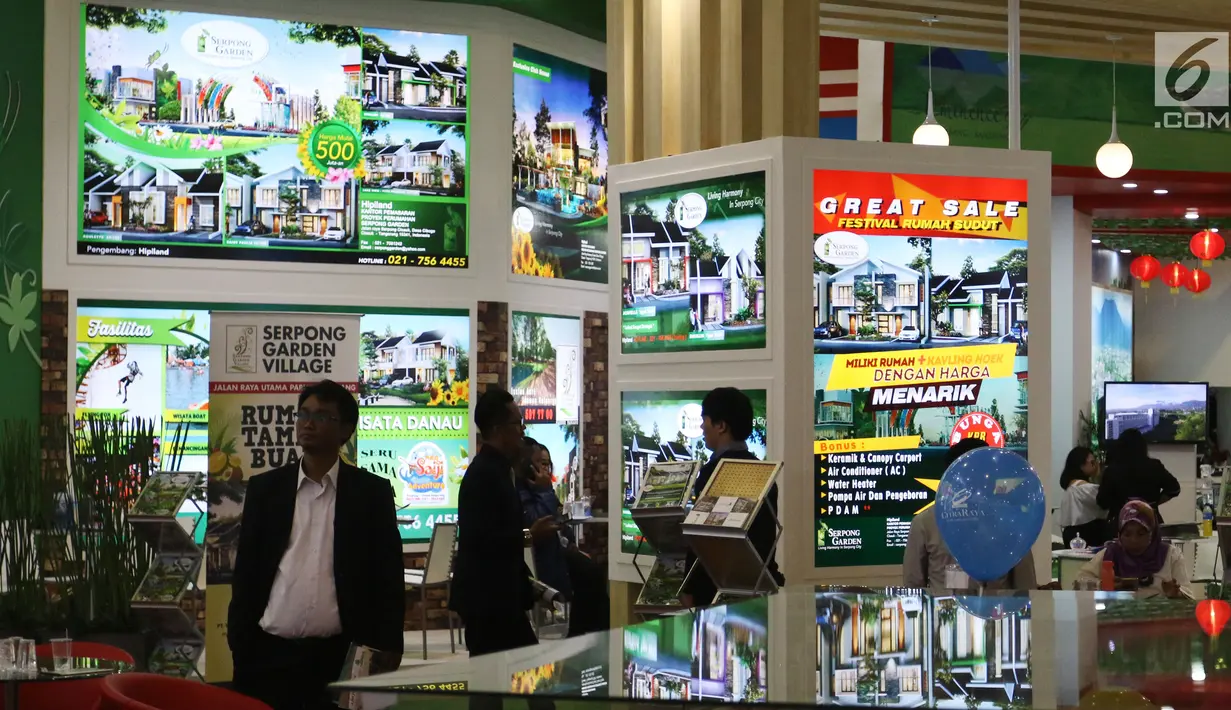 Pengunjung memadati stan Indonesia Property Expo (IPEX) 2018 di Jakarta Convention Centre (JCC), Jakarta, Sabtu (3/3). PEX 2018 merupakan pameran yang digelar dalam rangka menyambut HUT ke-68 Bank BTN pada 9 Februari mendatang. (Liputan6.com/Angga Yuniar)