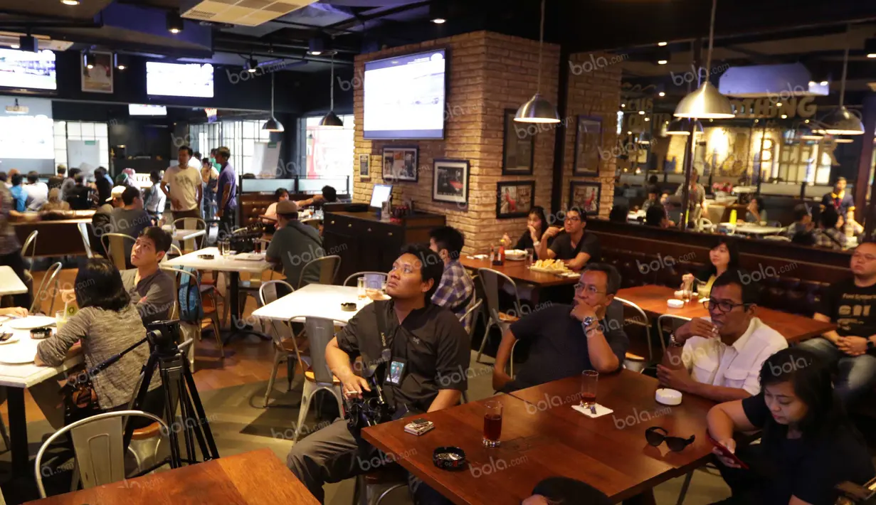 Suasana nonton bareng balapan perdana Rio Haryanto pada Formula 1 di Resotran Brewerkz, Senayan City, Jakarta, Minggu (20/3/2016). (Bola.com/Nicklas Hanoatubun )
