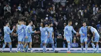Pemain Manchester City Riyad Mahrez (kanan) melakukan selebrasi usai mencetak gol ke gawang Fulham pada pertandingan sepak bola putaran keempat Piala FA di Etihad Stadium, Manchester, Inggris, 5 Februari 2022. Manchester City menang 4-1. (AP Photo/Jon Super)