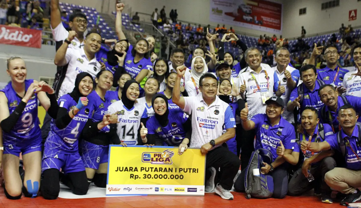 Sejumlah pemain dan ofisial tim putri Jakarta Pertamina Fastron berpose bersama setelah menjadi juara putaran pertama Proliga 2023 yang berlangsung di Palembang, Jumat (20/1/2023). Status juara mereka sandang setelah berhasil mengalahkan Jakarta BIN 3-1 (21-25, 25-14, 25-18, 25-20). (Dok. Proliga)
