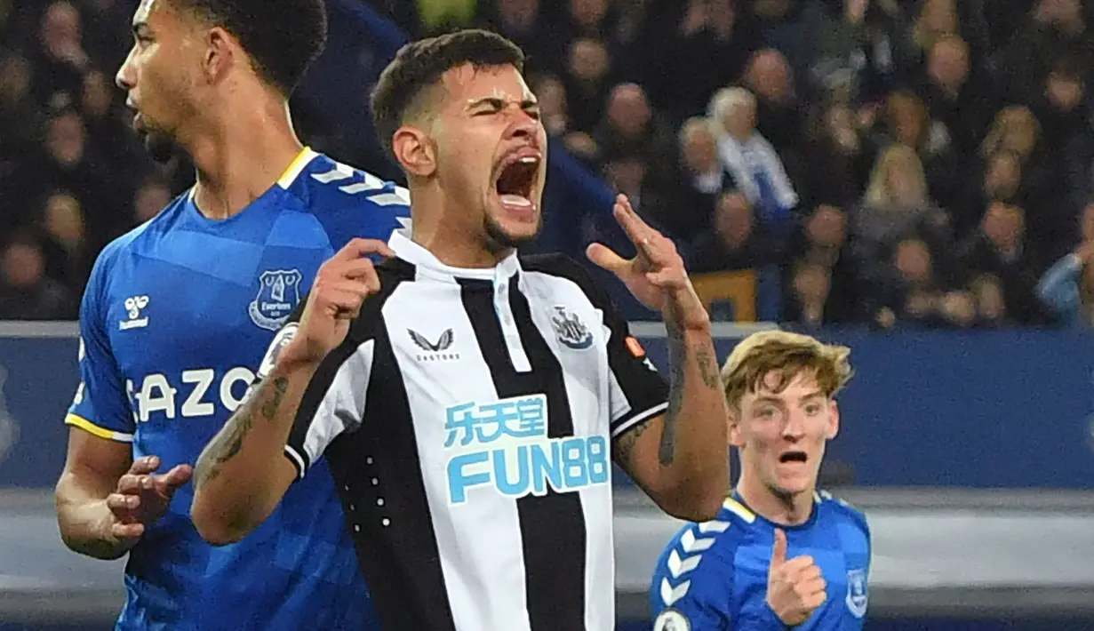 Newcastle hampir saja mencetak gol pada menit ke-70. Sayangnya, tendangan yang dilesatkan oleh Bruno Guimaraes masih dapat ditepis oleh kiper Everton, Begovic. (AFP/Anthony Devlin)