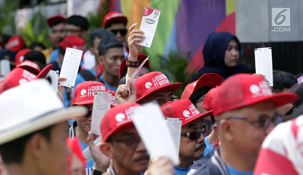 Beberapa calon penonton seremoni pembukaan Asian Games 2018 menunjukkan tiketnya jelang masuk kawasan GBK, Jakarta, Sabtu (18/8). Asian Games 2018 akan berlangsung hingga 2 September, mendatang. (Liputan6.com/Helmi Fithriansyah)