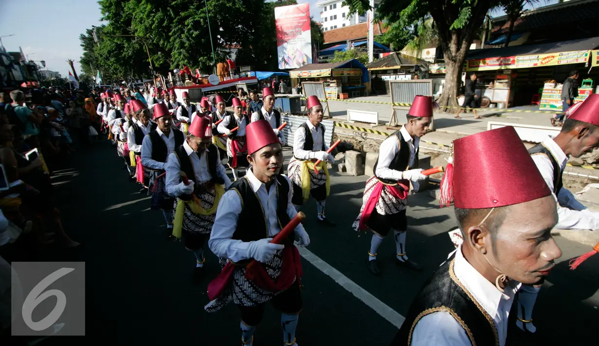 Antusias warga saat melihat pawai pembangunan melintasi Jalan Malioboro, Yogyakarta, Minggu, (20/8). Pawai pembagunan diselenggarakan di tiap tiap daerah setiap tahun setelah peringatan HUT RI. (Liputan6.com/Boy Harjanto)