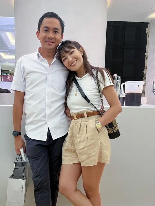 Ayu Dewi dan sang suami Regi Datau memang jarang tersorot, tapi beberapa kali, gaya couple mereka cukup menarik untuk disimak. Dalam foto ini, Ayu Dewi dan Regi sama-sama mengenakan atasan berwarna putih polos. Regi memadukannya dengan celana panjang hitam, sedangkan Ayu Dewi tampak mengenakan celana pendek berwarna cokelat. Foto: Instagram.