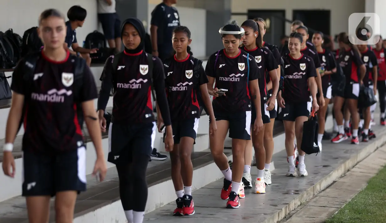 Pemain Tim Nasional (Timnas) Sepakbola Putri Indonesia saat tiba di lapangan latih Jakarta International Stadium (JIS), Jumat (20/6/2025). (Liputan6.com/Helmi Fithriansyah)