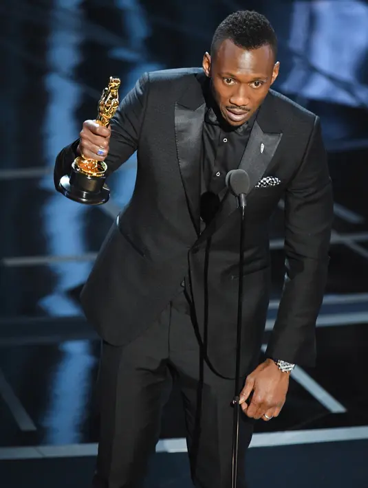 Aktor Mahershala Ali memberikan pidato kemenangan di atas podium Academy Awards ke-89 di Los Angeles, Minggu (26/2). Ali merupakan aktor muslim pertama yang memenangkan Oscar, ini merupakan prestasi pertamanya di tahun 2017 (Kevin Winter/Getty Images/AFP)