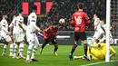 Pemain AC Milan, Ruben Loftus-Cheek, mencetak gol ke gawang Rennes dalam duel leg pertama play-off fase gugur Liga Europa 2023/2024 di Stadion San Siro, Jumat (16/2/2024). AC Milan menang tiga gol tanpa balas. (AFP/Gabriel Bouys)