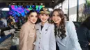 Nuansa warna netral ini memberikan kesan elegan sekaligus berwibawa. Dengan tatanan rambut rapi serta riasan yang natural, ia semakin memancarkan pesona yang memikat. [@ashanty_ash].
