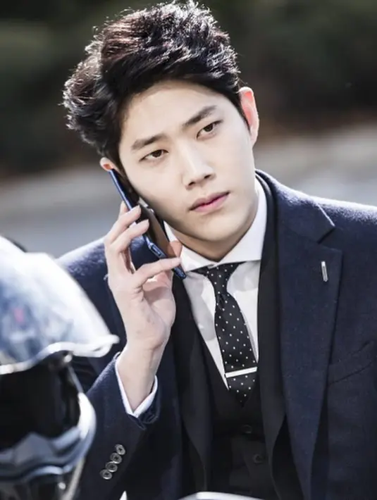 Dong Ha tak menggunakan media sosial karena menurutnya itu hanya akan mendatangkan masalah, meski ia sadar media sosial adalah alat komunikasi yang mudah untuk menjangkau penggemarnya. (Foto: Koreaboo)
