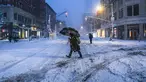 Para komuter berjalan melewati salju selama larangan perjalanan di seluruh kota New York pada Senin 23 Februari 2026. Badai musim dingin yang kuat melanda kawasan Atlantik Tengah dan Timur Laut Amerika Serikat (AS), membawa hujan salju lebat di Kota New York. (Ryan Murphy/Getty Images North America/Getty Images via AFP)