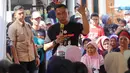 Calon Gubernur DKI Jakarta nomor urut 2, Dharma Pongrekun saat berkampanye dengan datang langsung menemui warga di sekitar Kawasan Jalan Rawa Bambu RT 009/RW 06 Pasar Minggu, Jakarta, Rabu (6/11/2024). (Liputan6.com/Herman Zakharia)