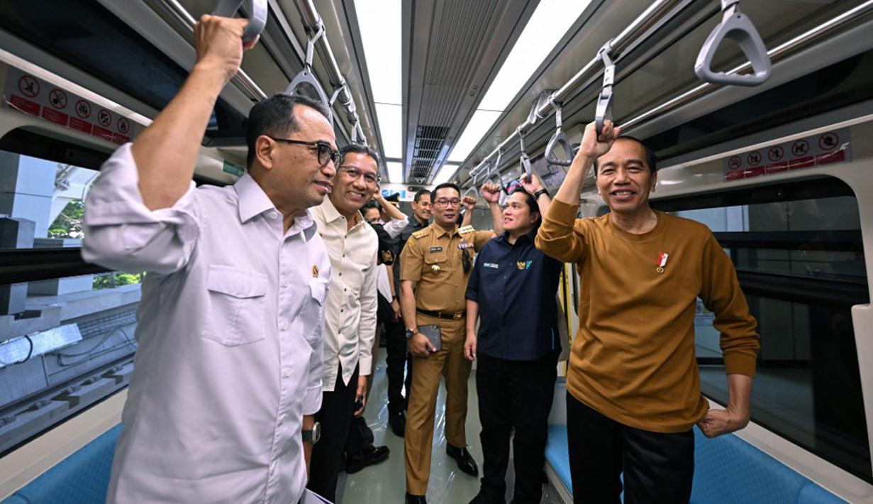 Presiden Jokowi berharap keberadaan moda transportasi LRT Jabodebek rute Harjamukti-Dukuh Atas dapat mengurangi kemacetan di Jakarta. Jokowi menyebut perjalanan LRT dari Harjamukti ke Dukuh Atas lancar dan nyaman. Presiden menekankan pentingnya keselamatan dan keamanan sehingga pengoperasionalan LRT tak perlu tergesa-gesa. (ADEK BERRY/AFP)