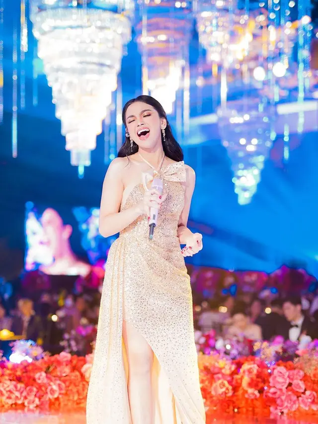 7 Gaya Memukau Lyodra di Atas Panggung, Masuk Lineup Asia Artist Awards 2022