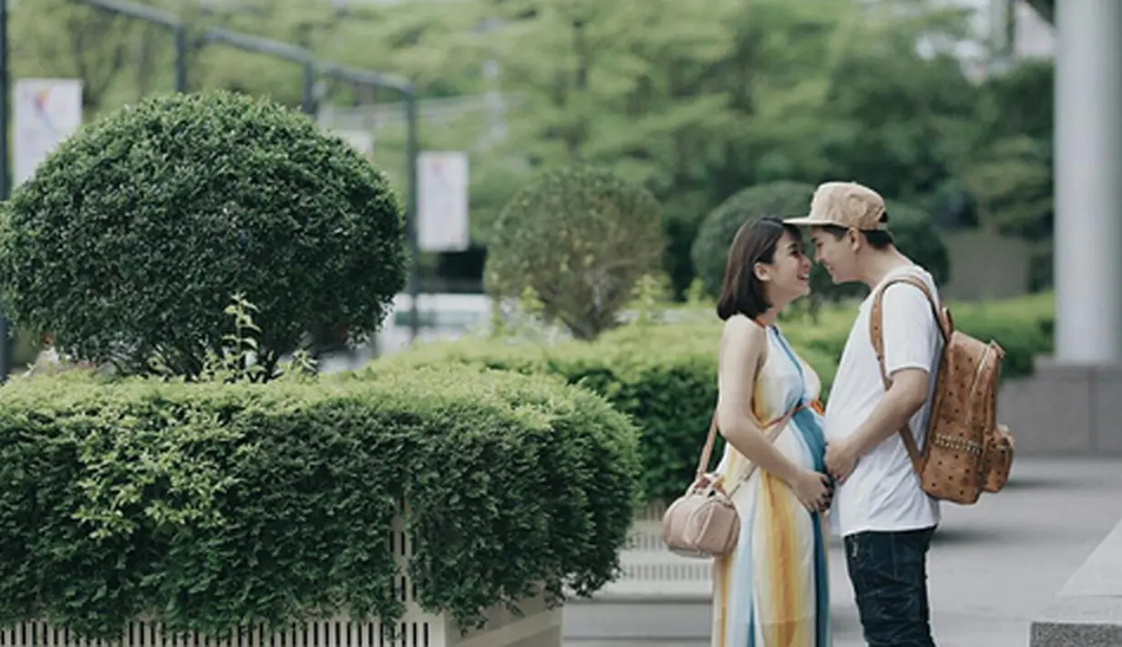 "Ketika Istri lagi hamil otomatis Suami pun ikutan hamil 😚✌🏼️ #monkeybabycoming #MrMrsAlinskieBabymoon 👶" tulis Chelsea.  (Instagram/chelseaoliviaae)