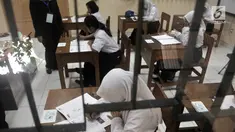 Siswa Sekolah Menengah Pertama Luar Biasa (SMPLB) Kategori B atau tunarungu saat mengerjakan Ujian Nasional Kertas Pensil (UNKP) di SLB Negeri 7 Jakarta, Selasa (24/4). UNKP di SLB tersebut diikuti oleh delapan peserta. (Merdeka.com/Iqbal Nugroho)