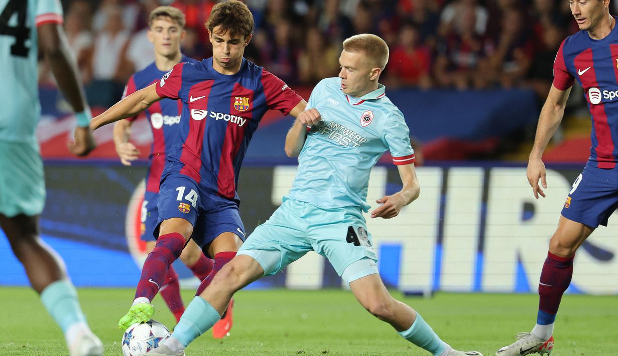 Pemain Barcelona Joao Felix, berebut bola dengan pemain Antwerp FC, Arthur Vermeeren, pada laga Liga Champions di Estadio Olimpico Lluis Companys, Barcelona, Rabu (20/9/2023). Barca menang lima gol tanpa balas. (AFP/Lluis Gene)