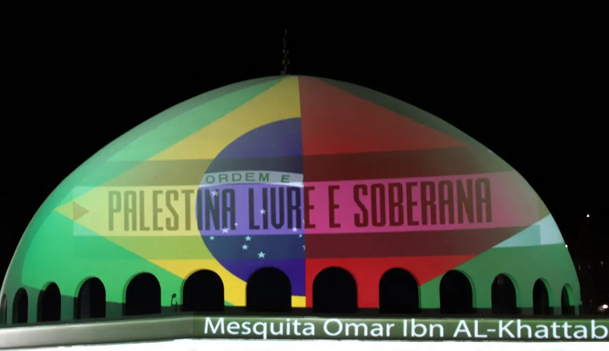 Masjid Omar Ibn Al-Khattab diterangi dengan bendera Brasil dan Palestina di Foz do Iguacu, Negara Bagian Parana, Brasil, Sabtu (14/5/2021). Masjid tersebut menyerukan diakhirinya kekerasan yang meningkat antara Israel dan Palestina. (KRISTEN RIZZI/AFP)