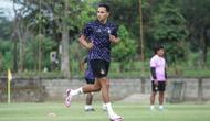 Ezra Walian bertekad meraih gelar juara bersama Persik Kediri, seperti dilakukannya di Persib Bandung musim lalu. (Bola.com/Gatot Sumitro)