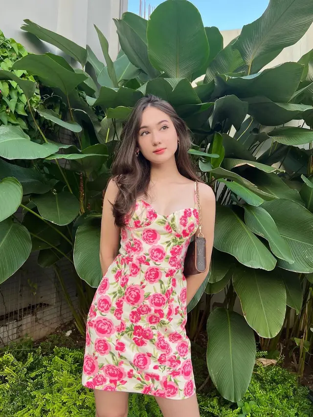 Genap Berusia 16 Tahun, Ini 7 Potret Laura Moane dengan Simpel Dress yang Menawan