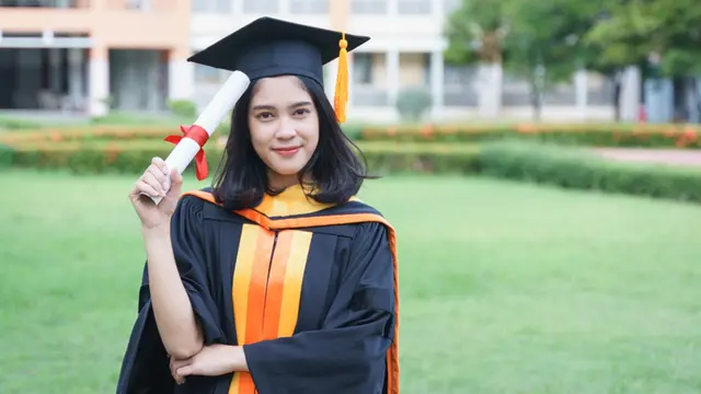 Ide Hadiah Berbeda Buat Adik Perempuan yang Berhasil Wisuda dengan Nilai Terbaik