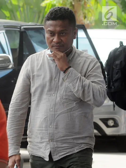 Bupati Buton Selatan Agus Feisal berjalan menuju gedung KPK usai terjaring Oprasi Tangkap Tangan (OTT), Jakarta (24/5). Penangkapan Agus Feisal diduga terkait suap proyek. (Merdeka.com/Dwi Narwoko)