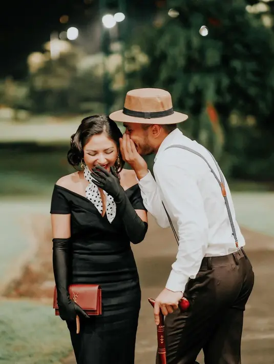 <p>Atau tampilan khas Marylin Monroe ini? Off-shoulder dress yang membentuk tubuh Jessica Mila dengan sempurna ini, dipadu dengan detail-detail menarik seperti long gloves berwarna hitam, mini scarf yang diikatkan di leher, serta tatanan rambut ala era 50an. Foto: Instagram.</p>