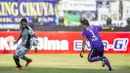 Striker Sriwijaya FC, Beto Goncalves, berusaha mengecoh kiper Bali United, Rully Desrian, pada perebutan tempat ketiga Torabika Bhayangkara Cup 2016 di Stadion Utama Gelora Bung Karno, Jakarta, Minggu (3/4/2016). (Bola.com/Vitalis Yogi Trisna)