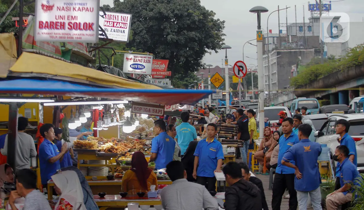 Para pedagang di sentra kuliner ini mulai berjualan pukul 12.00 WIB hingga 23.00 WIB, khusus di bulan Ramadan akan dilanjutkan lagi pukul 02.00 WIb dini hari hingga waktu imsak. (Liputan6.com/Herman Zakharia)