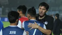Pelatih Arema FC, Milan Petrovic bersama para pemainnya. (Bola.com/Iwan Setiawan)